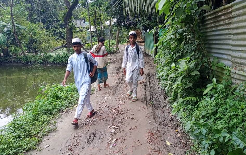 ২০ বছরেও বদলায়নি সড়কের চিত্র, কাদা-গর্তে বন্দি ১০ হাজার মানুষের জীবন!
