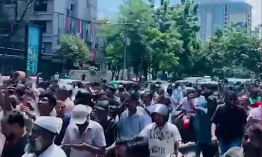 রাজধানীতে বাসে আগুন, ককটেল বিস্ফোরণ: বিদেশে থাকা নেতাদের নির্দেশের দাবি পুলিশের