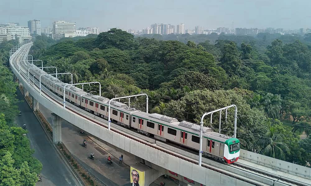 চলন্ত অবস্থায় মেট্রোর দরজা খুলে, বন্ধ ট্রেন চলাচল