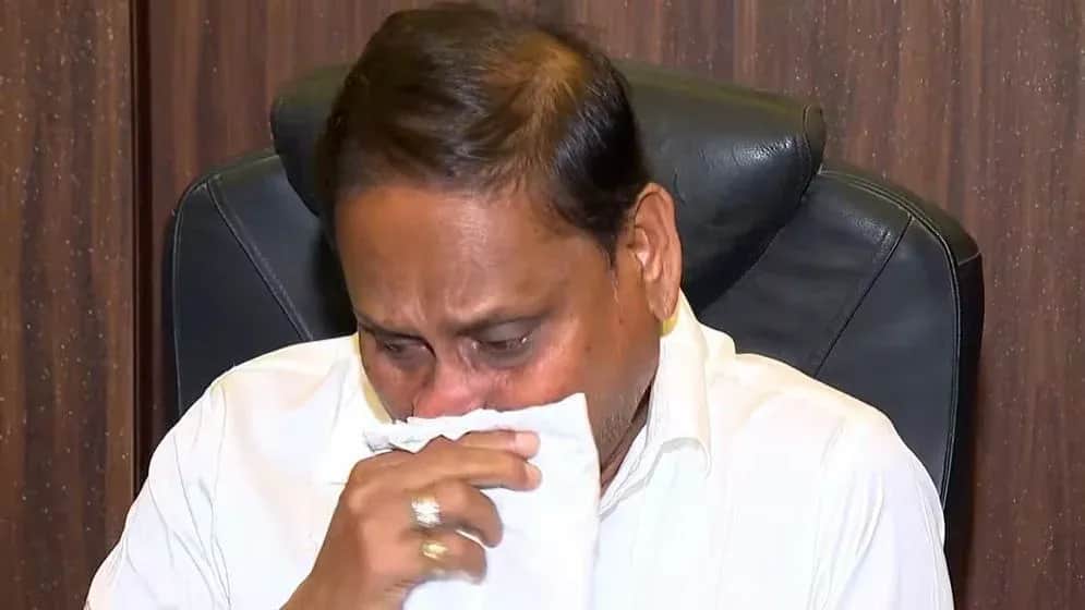 কেঁদে রাজনীতি ছাড়ার ঘোষণা দিলেন বাবরি মসজিদ নির্মাণের উদ্যোগ নেওয়া হুমায়ুন
