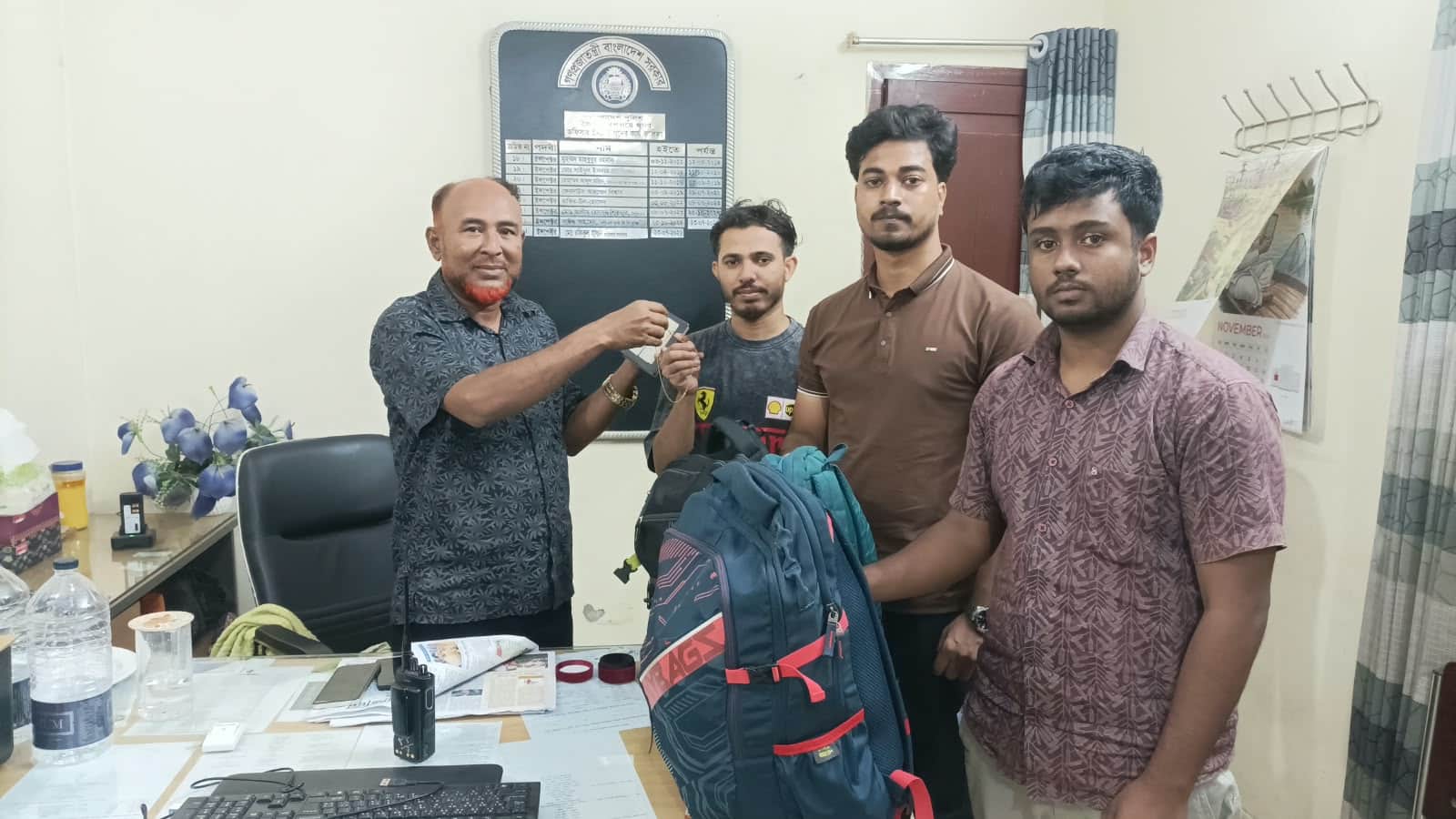 ভৈরবে ৩ ভারতীয় নাগরিকের হারানো পাসপোর্ট ও মালামাল ফেরত দিল পুলিশ