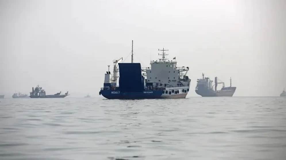 কাতার উপকূলে তেলের ট্যাংকারে দফায় দফায় ক্ষেপণাস্ত্র হামলা