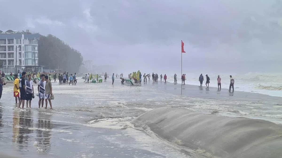 নিম্নচাপটি ঘূর্ণিঝড়ের রূপ নিতে পারে আজ, যেসব অঞ্চলে বৃষ্টির শঙ্কা