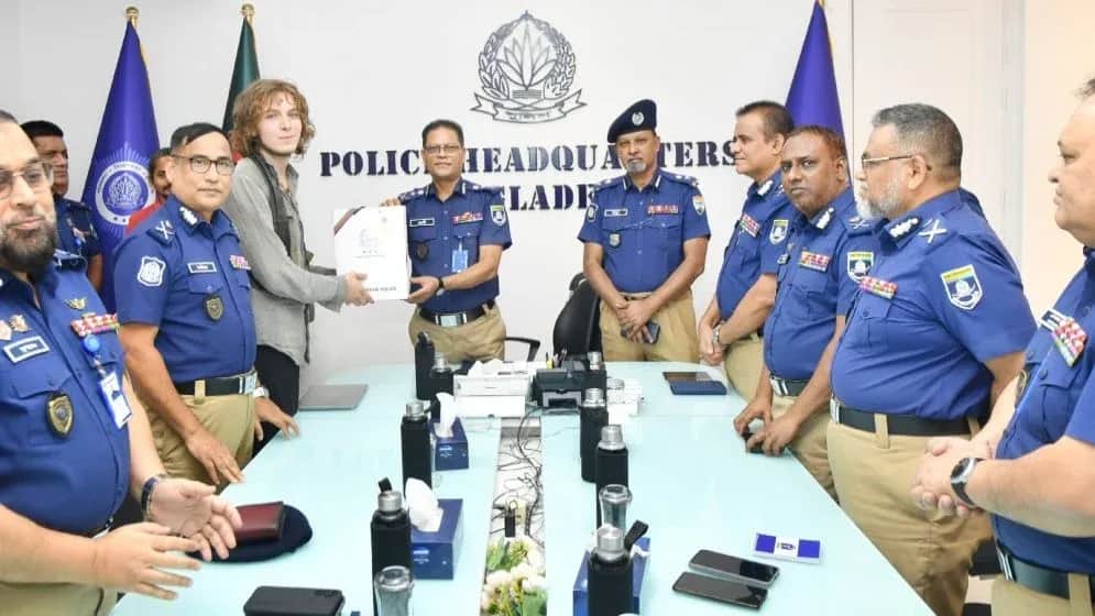নাটোরে হারানো ল্যাপটপ উদ্ধার, জার্মান পর্যটকের হাতে তুলে দিল পুলিশ