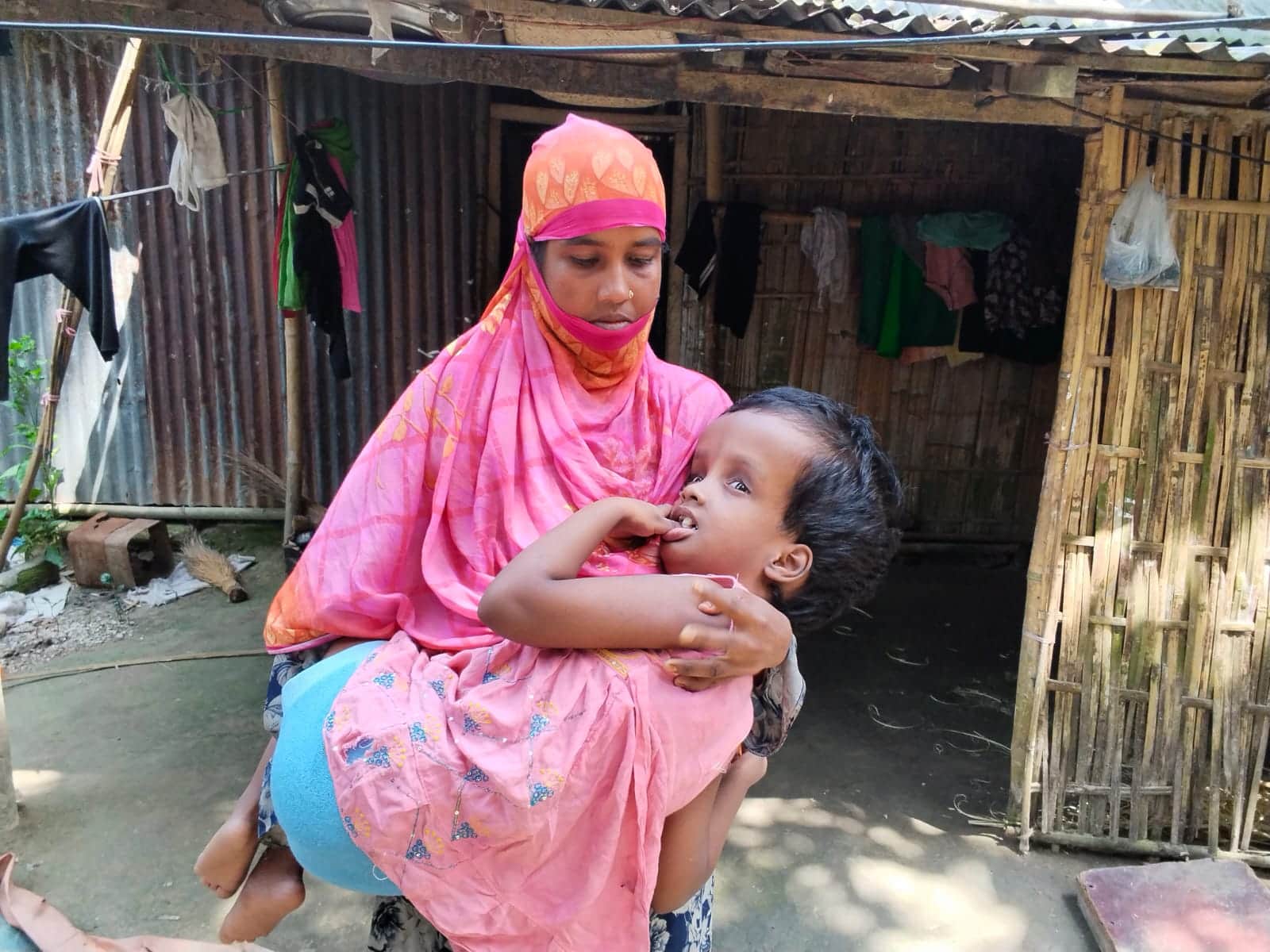 অর্থের অভাবে থমকে আছে ৯ বছরের ফাতেমার শৈশব, সুস্থ জীবনের অপেক্ষায় অসহায় পরিবার