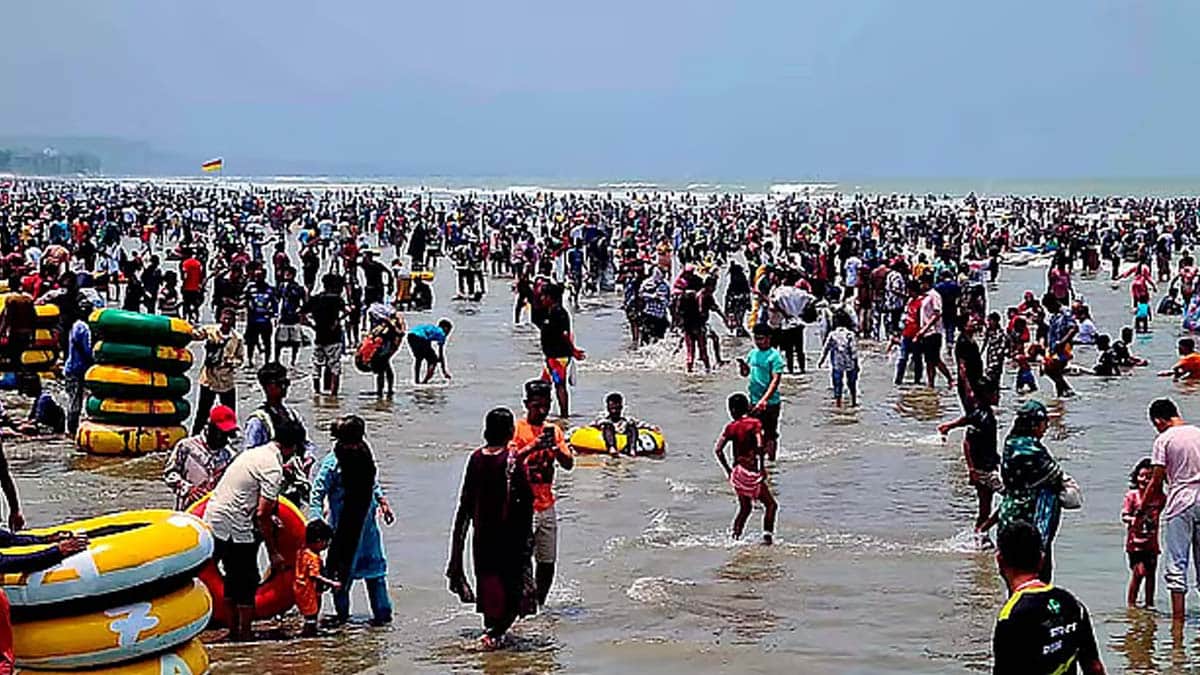 কক্সবাজারে সাগরে ভেসে নিখোঁজ পর্যটকের মরদেহ উদ্ধার, হাসপাতালে ২