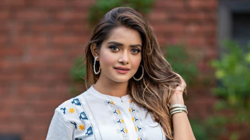 সড়ক দুর্ঘটনায় অল্পের জন্য রক্ষা পেলেন তানজিন তিশা