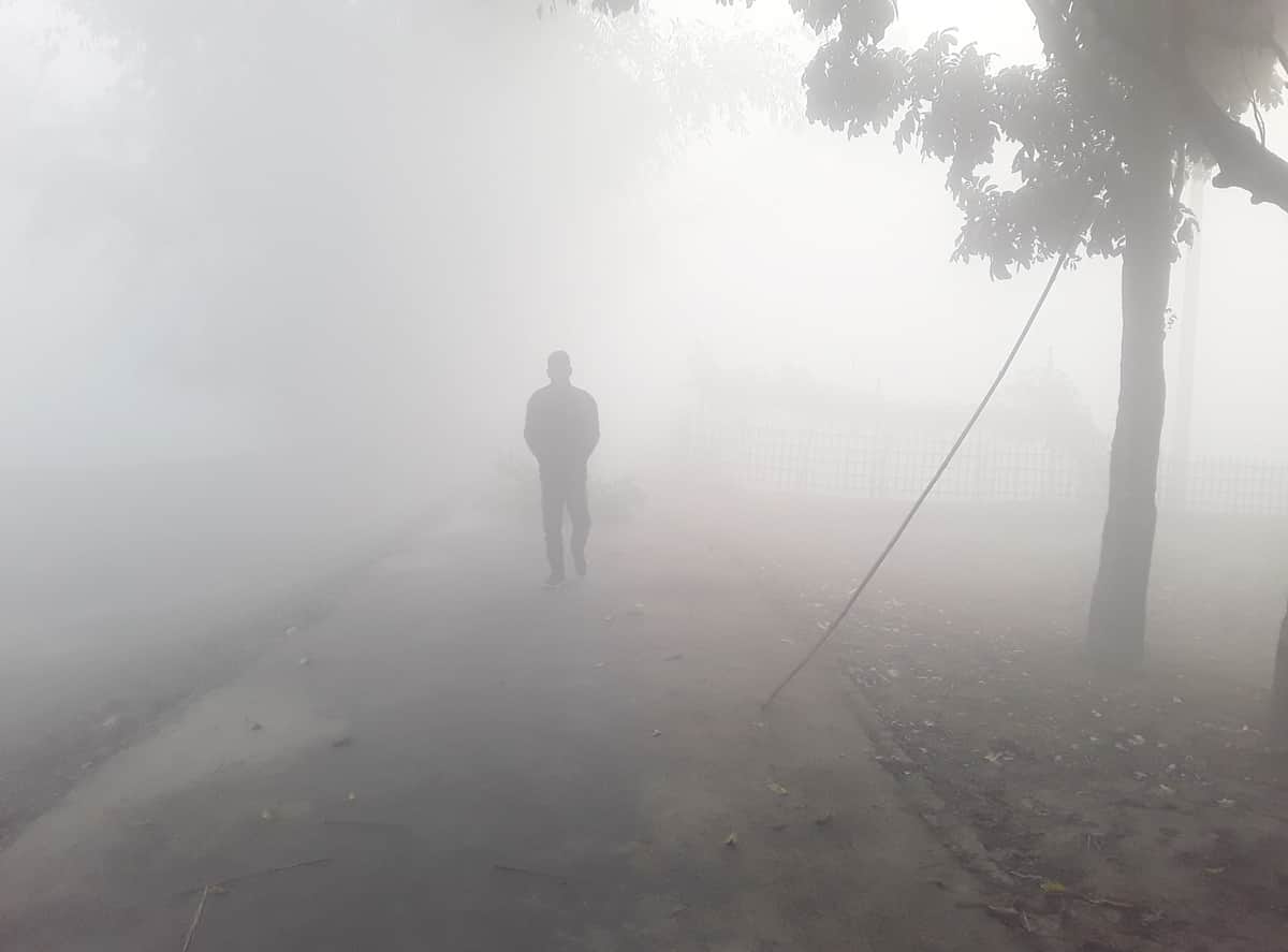 নীলফামারীতে মৌসুমের প্রথম কুয়াশা, সড়কে হেডলাইট জ্বালিয়ে চলাচল