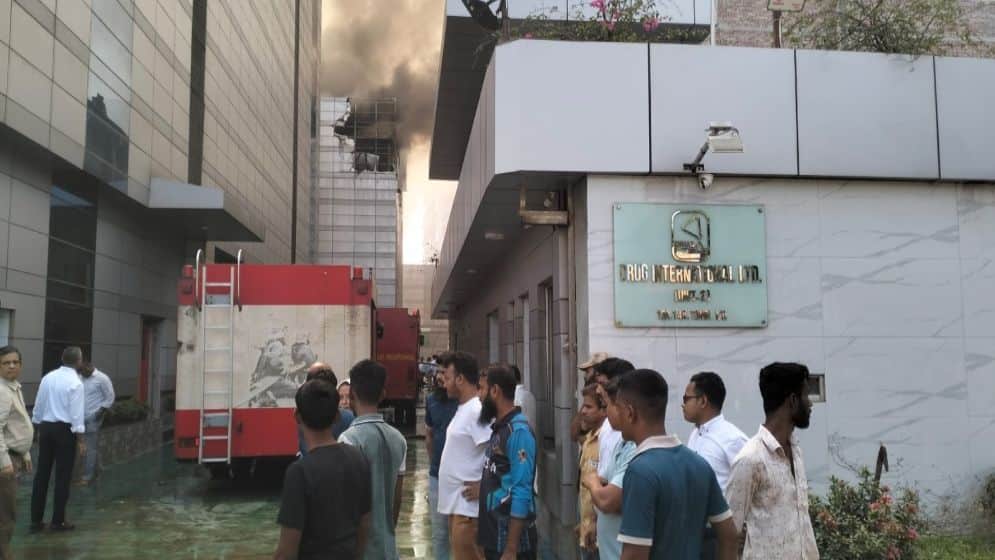 টঙ্গীতে ওষুধ কারখানায় আগুন, নিয়ন্ত্রণে ১৬ ইউনিটের চেষ্টা
