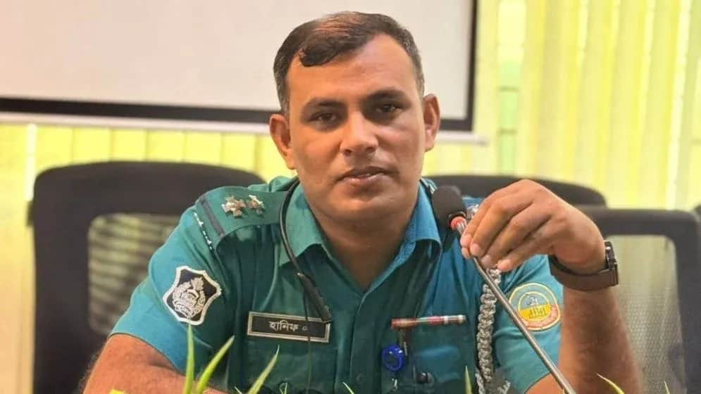 ছিনতাইকারীকে আটক করতে গিয়ে ছুরিকাঘাতে পুলিশ কর্মকর্তা আহত