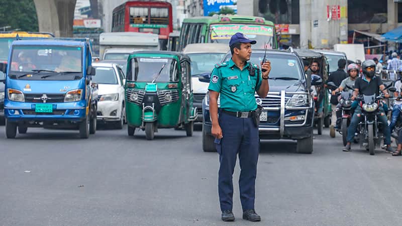 সার্জেন্টকে চাপা দিয়ে পা ভেঙে দিল বাস চালক