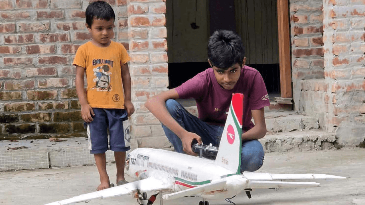 ইউটিউব দেখে রিমোট কন্ট্রোল বিমান তৈরি, আকাশে উড়িয়ে তাক লাগাল সামিউল