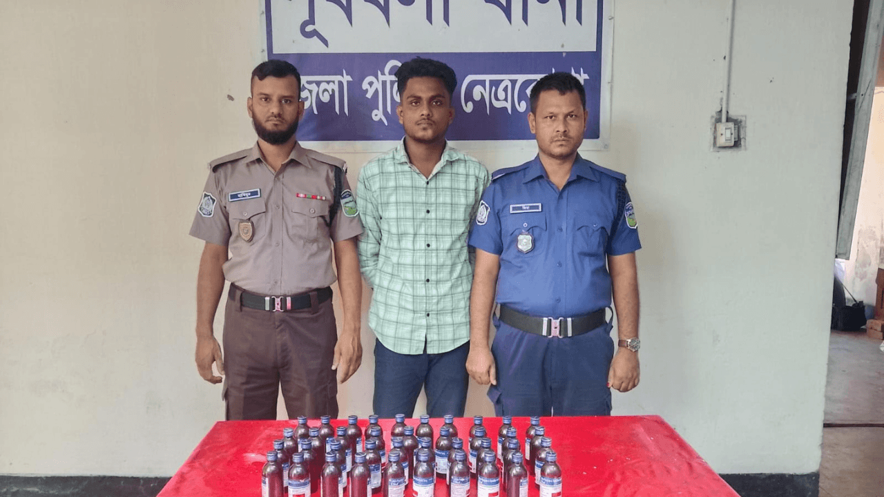 নেত্রকোণায় ক্রাউন ডিলাক্স বাসে ৪০ বোতল ফেনসিডিল, আটক ১