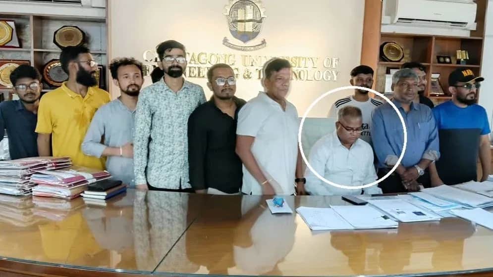 চুয়েটে তালা ভেঙে প্রশাসনিক ভবনে নতুন উপাচার্য, ক্যাম্পাসে নতুন পরিস্থিতি