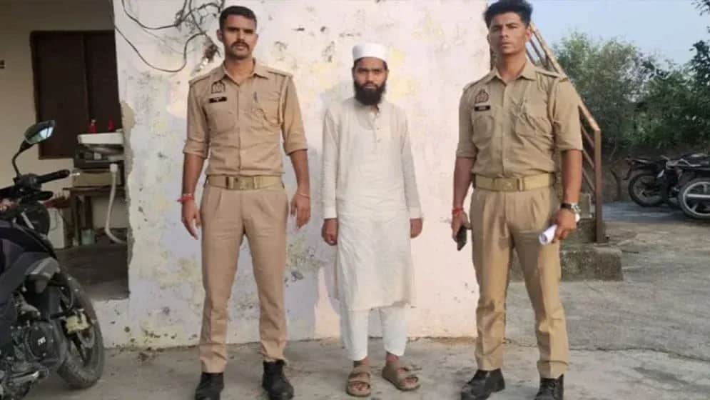 মাইকে আজান দেওয়ার অভিযোগে ভারতে কারাগারে মুয়াজ্জিন