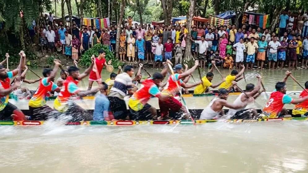 চিতলমারীতে ঐতিহ্যবাহী নৌকাবাইচ দেখতে মানুষের ঢল
