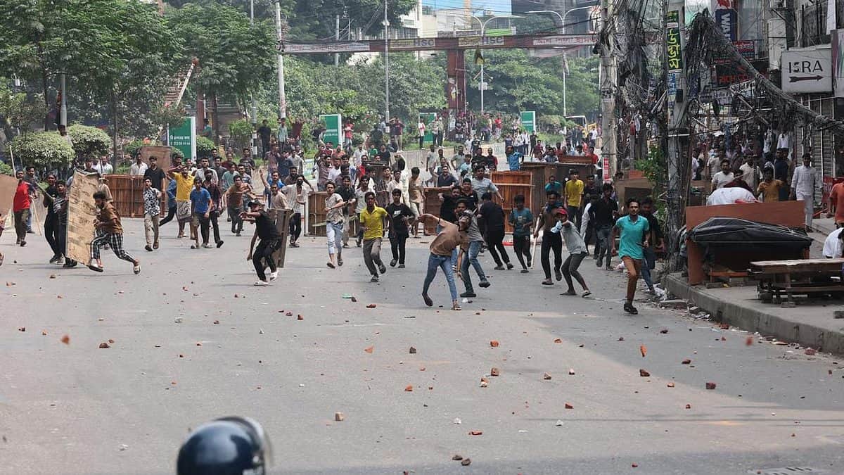 মিরপুরে উচ্ছেদ অভিযানে সংঘর্ষ: গাড়িতে আগুন, পুলিশ-সাংবাদিক আহত; আটক ৩৫
