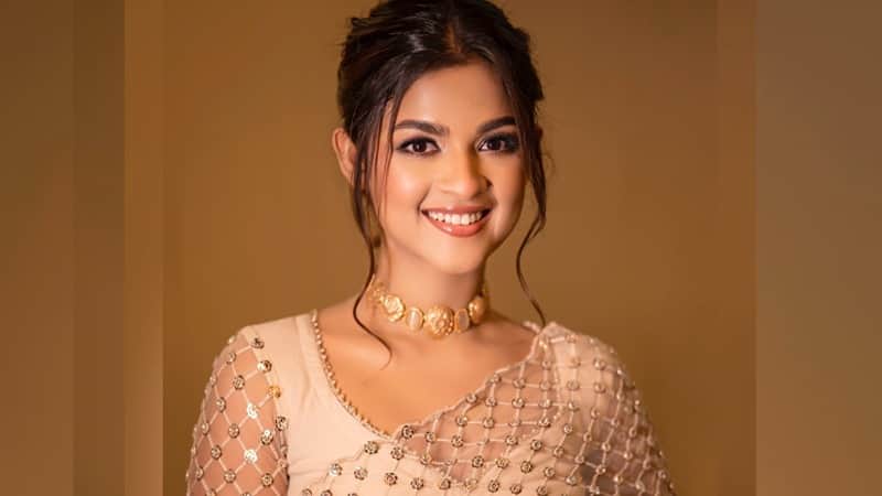 অশিক্ষিত, চাঁদাবাজ দিয়ে দেশটা ভরে গেছে: সাদিয়া আয়মান