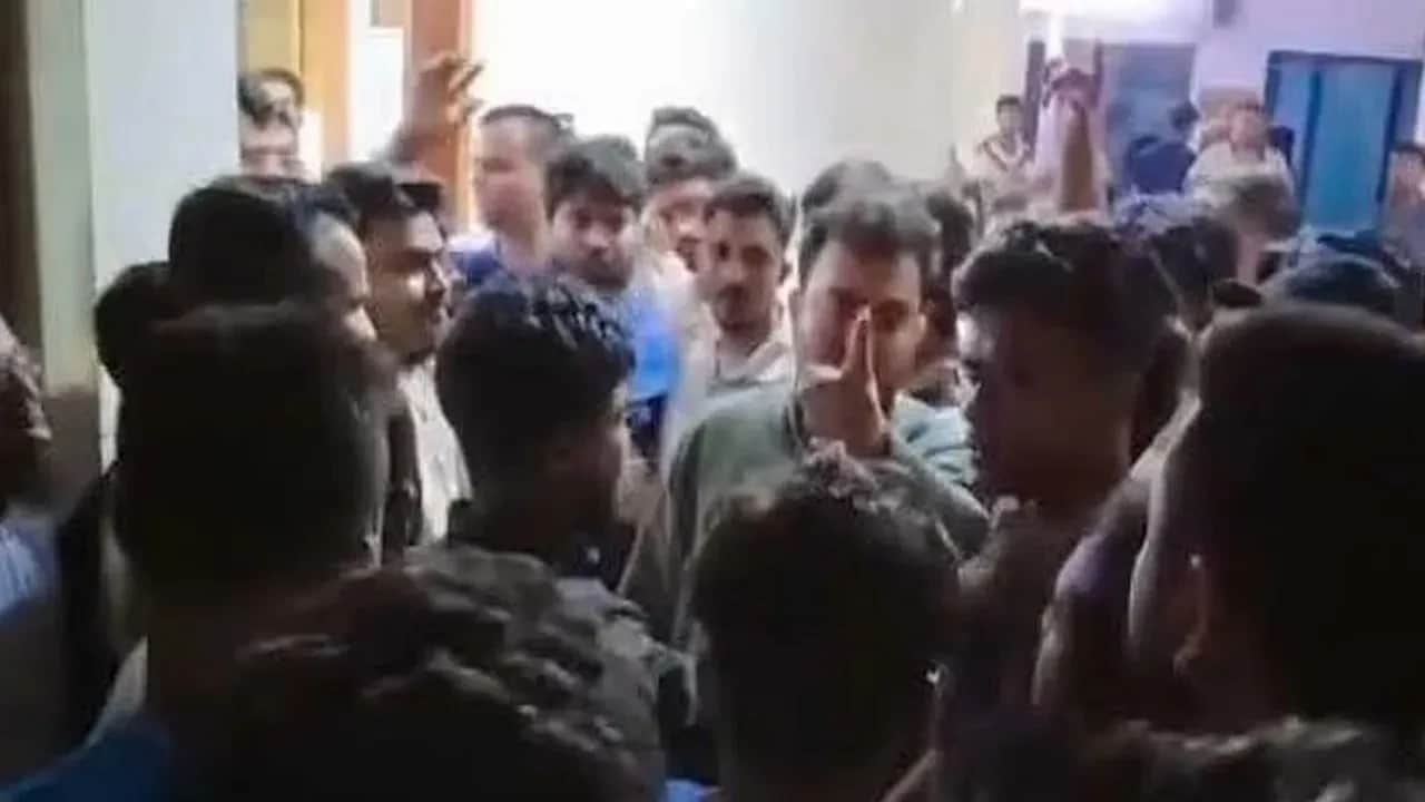 ওসির কক্ষের সামনে দাঁড়িয়ে 'থানার ইট খুলে নেওয়ার' হুঁশিয়ারি এনসিপি নেতার