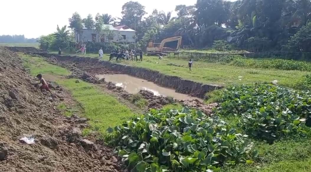 বাজিতপুরে জমি নিয়ে বিরোধ, ৪৯ শতাংশ জমিতে মাটি কাটার অভিযোগ