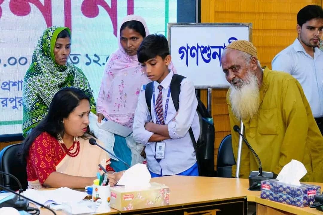 শেরপুরে গণশুনানিতে ১৮০ জনের আবেদন, ১৫১ জনকে আর্থিক সহায়তা