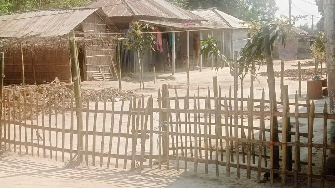 ৪২ পরিবারকে অবরুদ্ধ করে রাস্তা দখলের অভিযোগ, চরম দুর্ভোগে দুই শতাধিক মানুষ