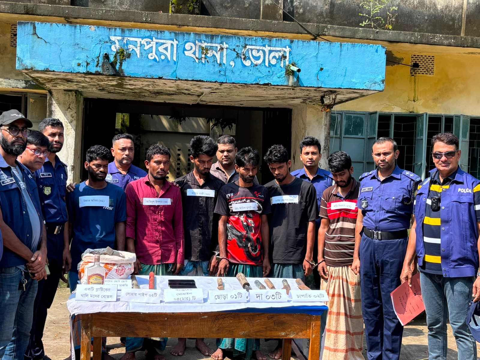 মনপুরায় দেশীয় অস্ত্রসহ ছয়জন গ্রেপ্তার