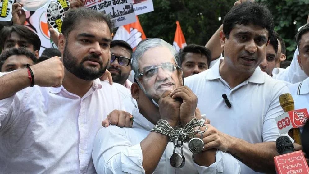 ভারতের প্রধান নির্বাচন কমিশনারকে অপসারণ করা কতটা কঠিন, আইনে কী বলা আছে