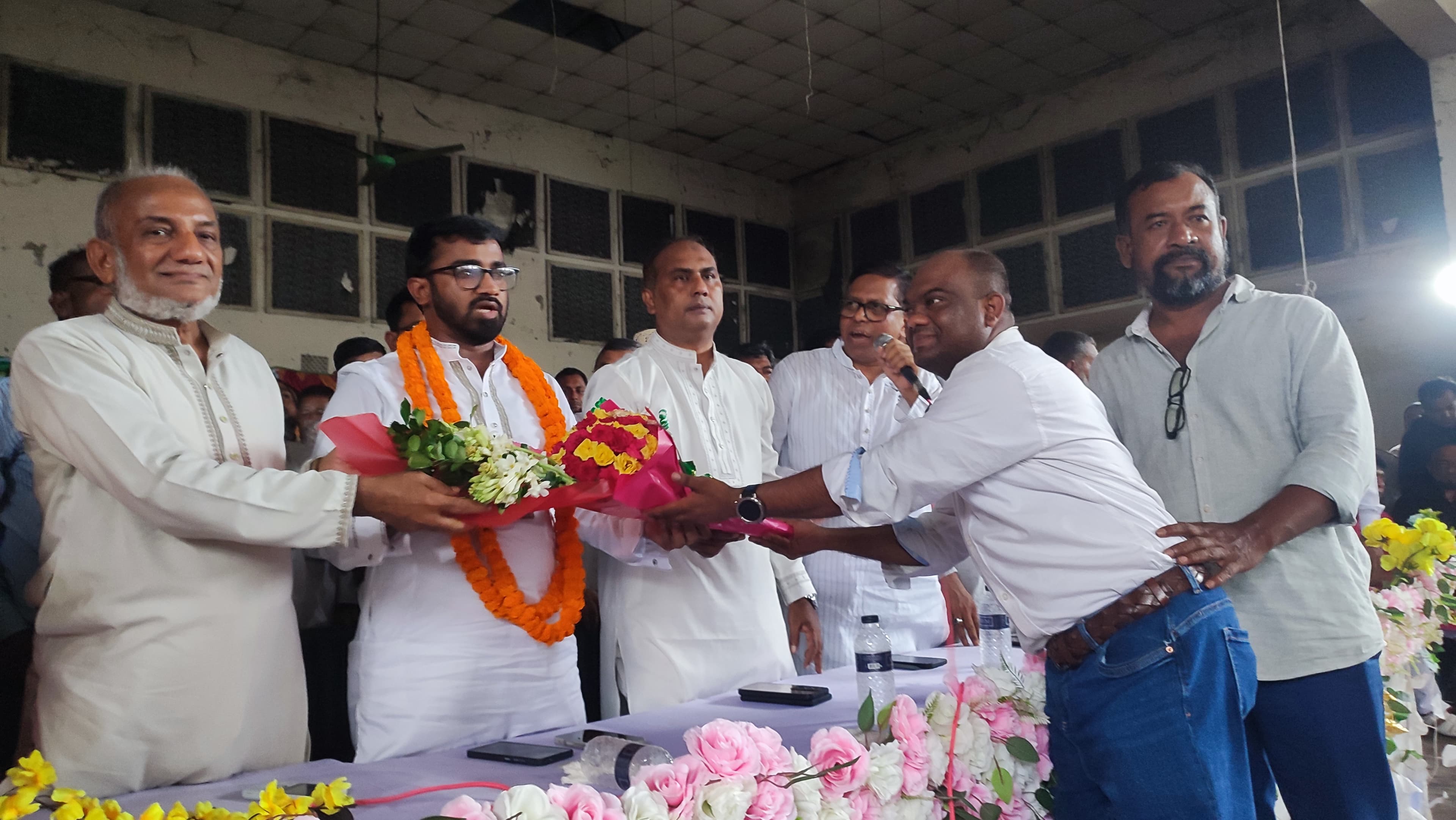 স্থানীয় সরকার নির্বাচনে দলের প্রার্থীদের বিজয়ী করতে ঐক্যবদ্ধ হতে হবে: রাশেদ খান