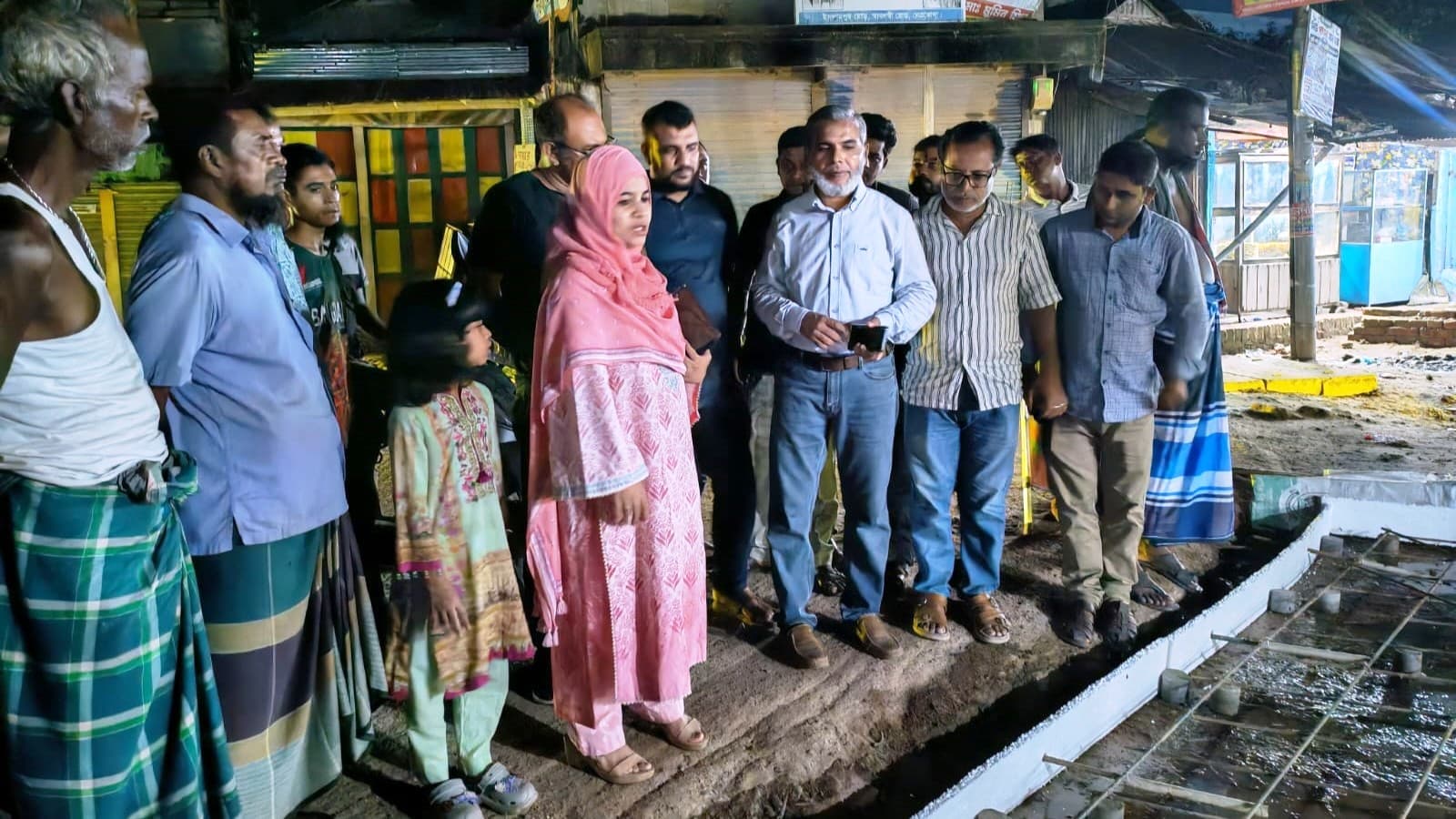 নেত্রকোণায় রাত ১১টায় শিশুকন্যাকে সঙ্গে নিয়ে সড়কের কাজ তদারকিতে পৌর প্রশাসক