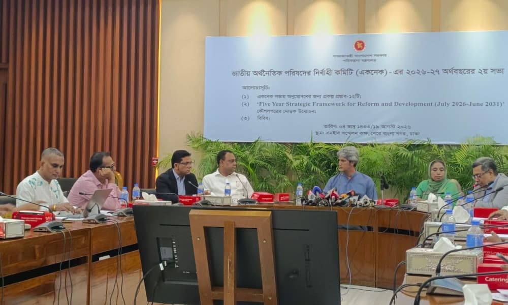 বিদ্যুৎ সংকট কাটাতে গ্যাস আমদানি, সৌরবিদ্যুতে জোর সরকারের