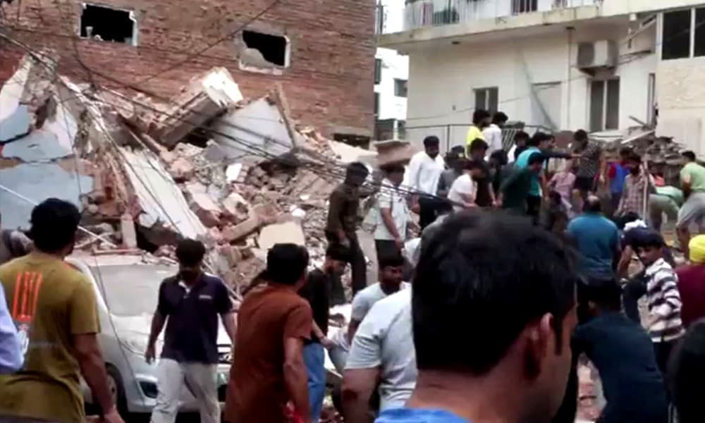 দিল্লিতে বহুতল ভবন ধস, আটকা পড়ার আশঙ্কা কয়েকজনের