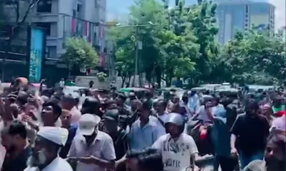 রাজধানীতে বাসে আগুন, ককটেল বিস্ফোরণ: বিদেশে থাকা নেতাদের নির্দেশের দাবি পুলিশের