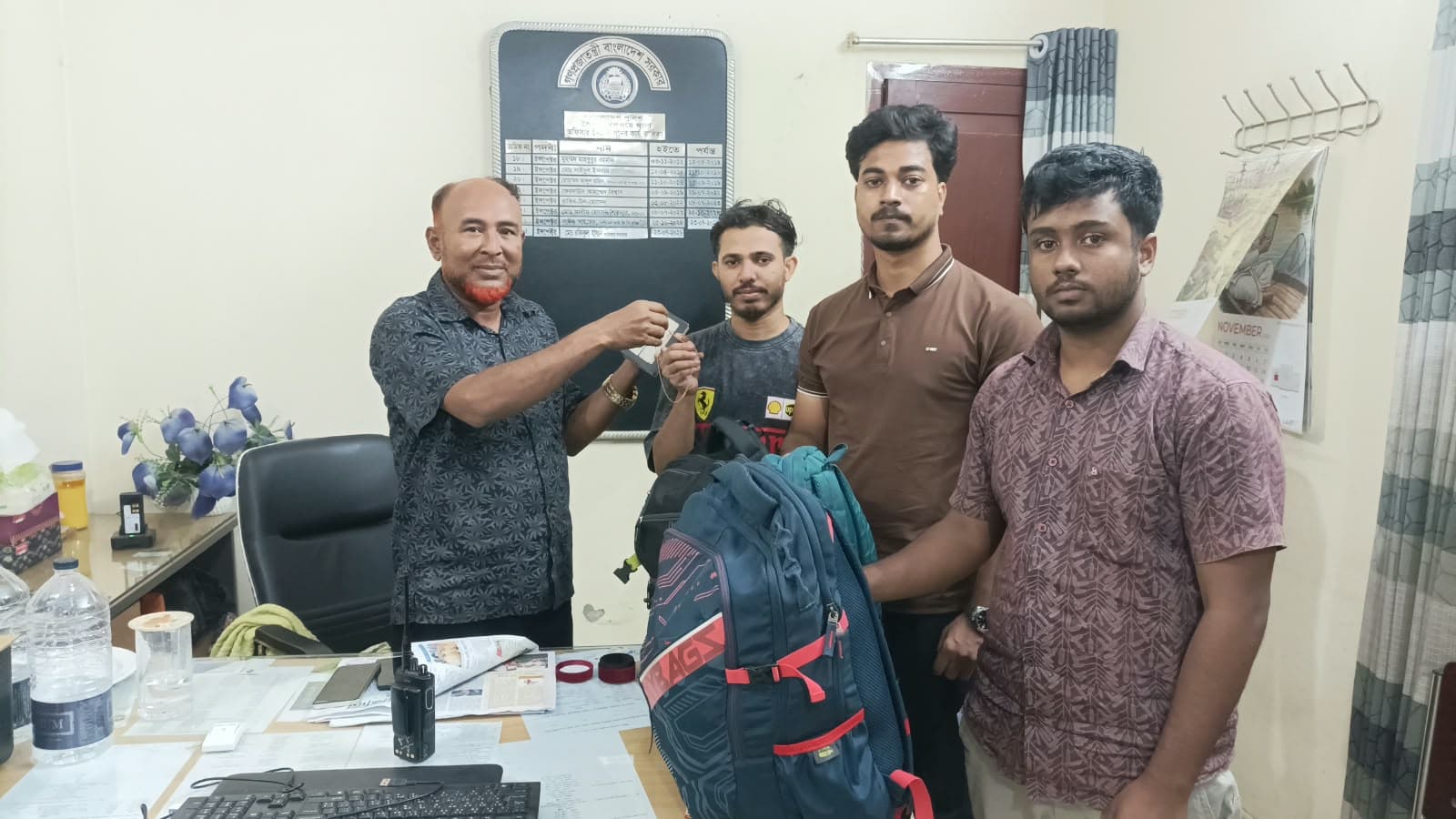 ভৈরবে ৩ ভারতীয় নাগরিকের হারানো পাসপোর্ট ও মালামাল ফেরত দিল পুলিশ