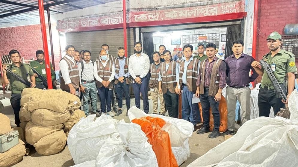 চোরাচালানের নতুন কৌশল শনাক্ত, কোটি টাকার পণ্য জব্দ