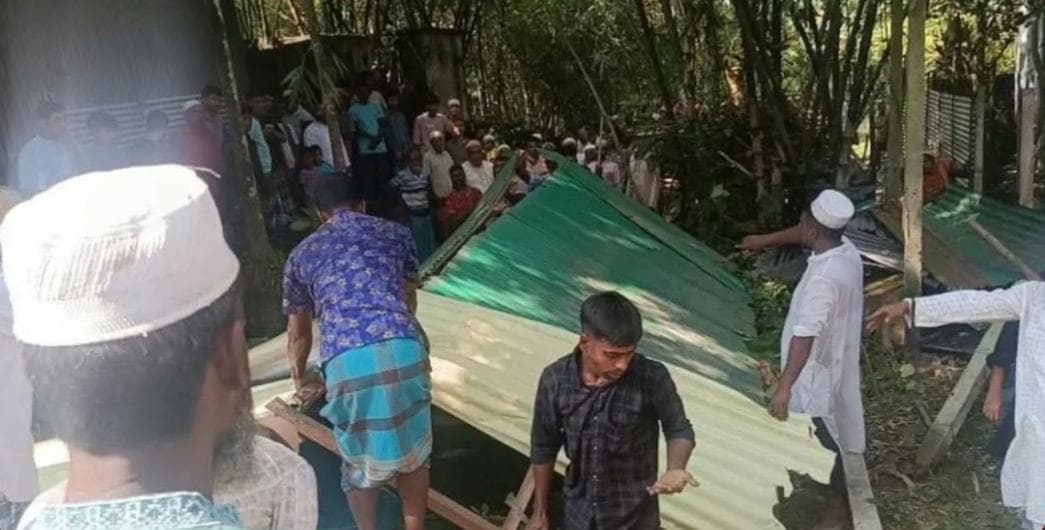 প্রতিবেশীদের সঙ্গে বিরোধে কবরস্থানের রাস্তা বন্ধ, ঘর-বেড়া ভেঙে মরদেহ দাফন