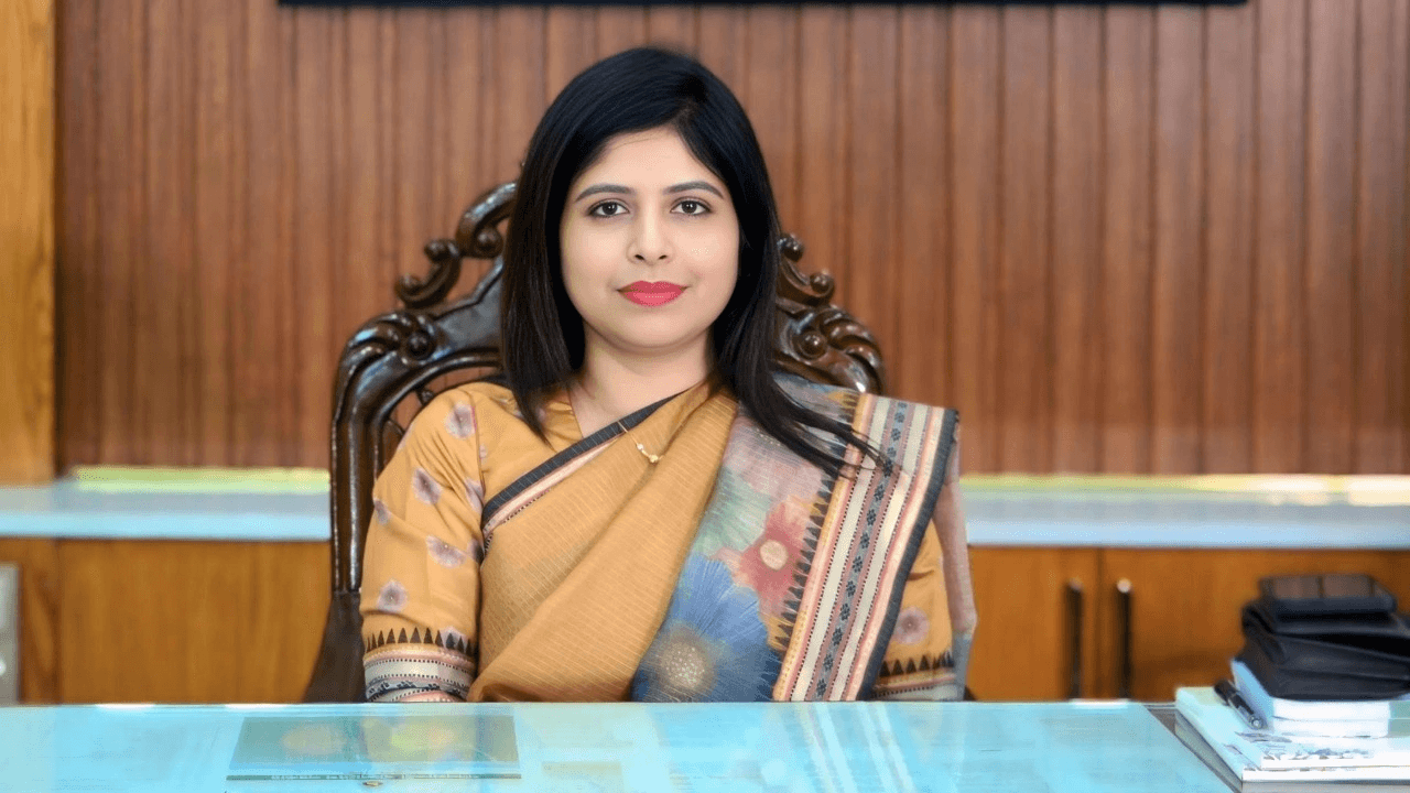 অল্পবয়সী মেয়েদের হাতে স্মার্টফোন, ভবিষ্যৎ ঝুঁকিতে: সাতক্ষীরার ডিসি