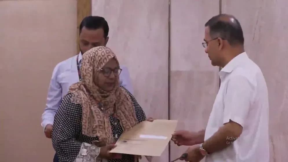 জুলাই গণঅভ্যুত্থানে নিহতদের পরিবারকে চাকরির নিয়োগপত্র দিলেন প্রধানমন্ত্রী