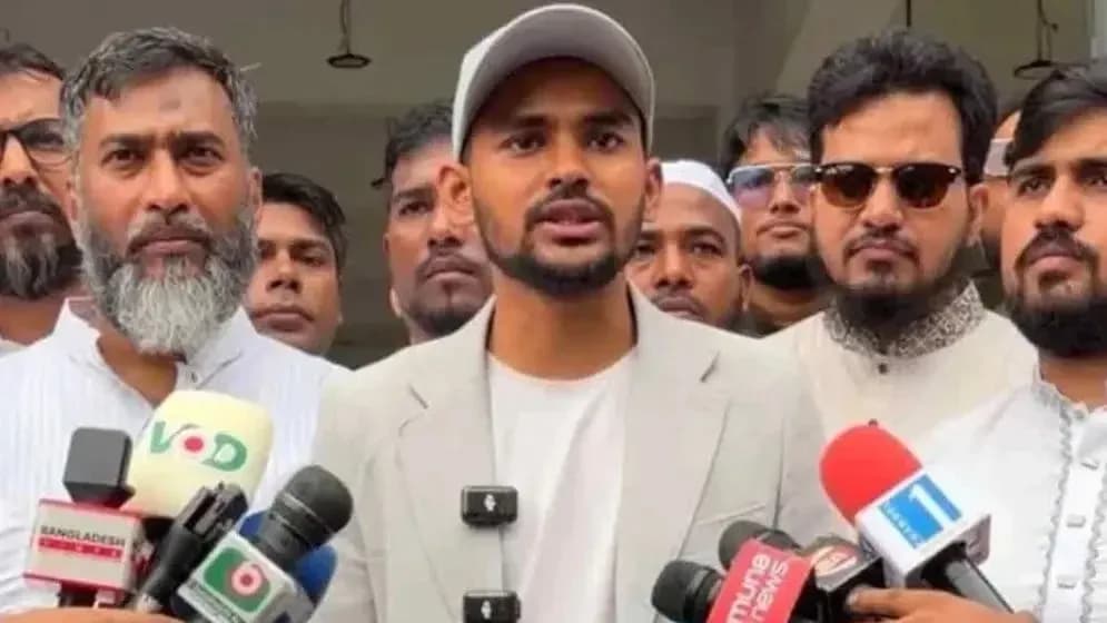 ওমরা শেষে দেশে ফিরে বিএনপির বিরুদ্ধে সিন্ডিকেটের অভিযোগ আসিফ মাহমুদের