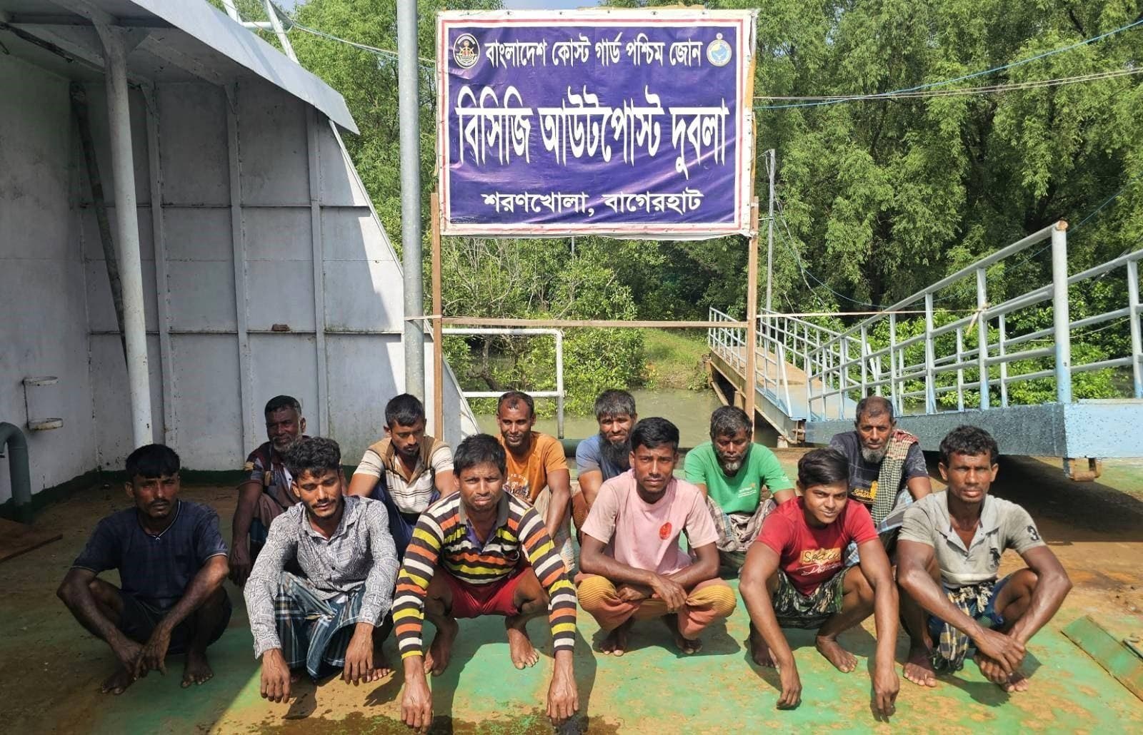 গভীর সমুদ্রে ইঞ্জিন বিকল, ১২ জেলেকে বোটসহ উদ্ধার কোস্ট গার্ডের