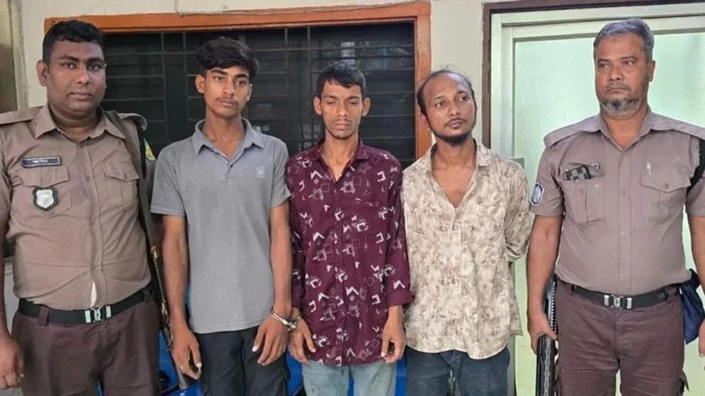 লুঙ্গির কোচে ৫ লাখ টাকা, বাসে ইসমাইলকে হত্যা: গ্রেপ্তার ৩