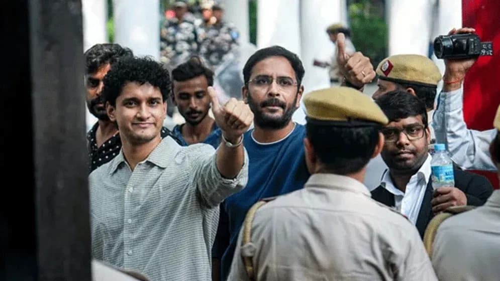 যন্তর মন্তরে প্রবেশ, ককরোচ পার্টির দুই নেতার ঠিকানা এখন তিহার কারাগার