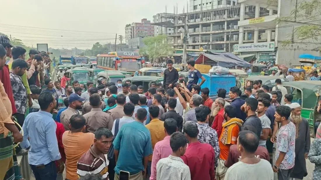 তিন দিনের মধ্যে অটোরিকশা বন্ধের হুঁশিয়ারি, ঢাকায় সড়ক অবরোধ চালকদের