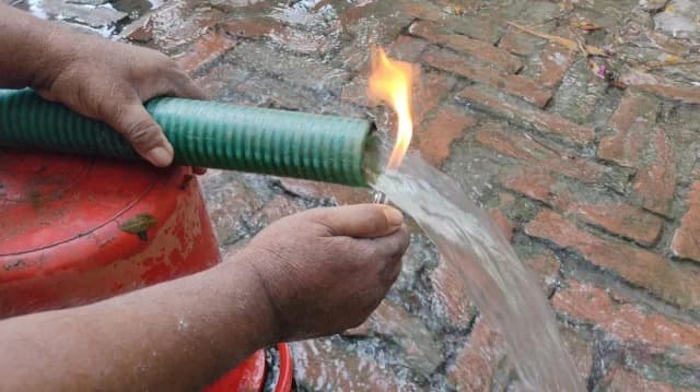 পাম্পের পানির সঙ্গে বের হচ্ছে গ্যাস, আগুন ধরাতেই দাউদাউ করে জ্বলছে