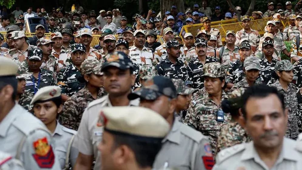 দিল্লিতে ২৫ হাজার পুলিশ মোতায়েন, বন্ধ ইন্টারনেট ও একাধিক রেলসেবা