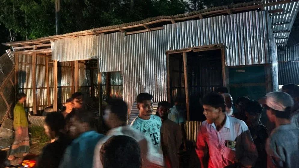 পাবলিক টয়লেট ভেঙে বিএনপি অফিস