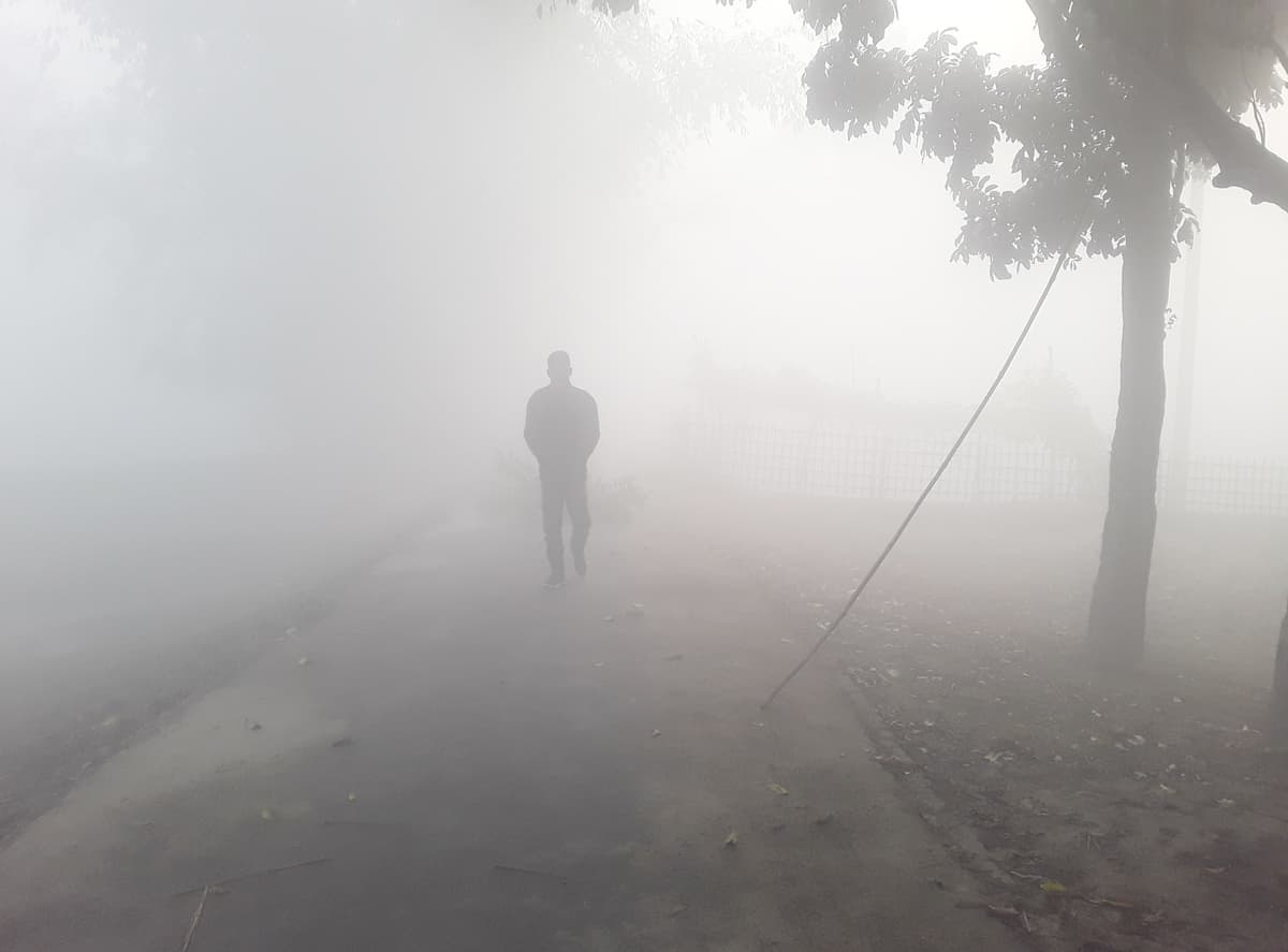 নীলফামারীতে মৌসুমের প্রথম কুয়াশা, সড়কে হেডলাইট জ্বালিয়ে চলাচল