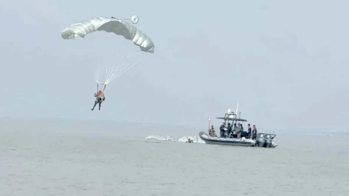 প্রথমবার সমুদ্রে সফলভাবে ফ্রি-ফল জাম্প সম্পন্ন করেছেন নৌবাহিনীর সদস্যরা