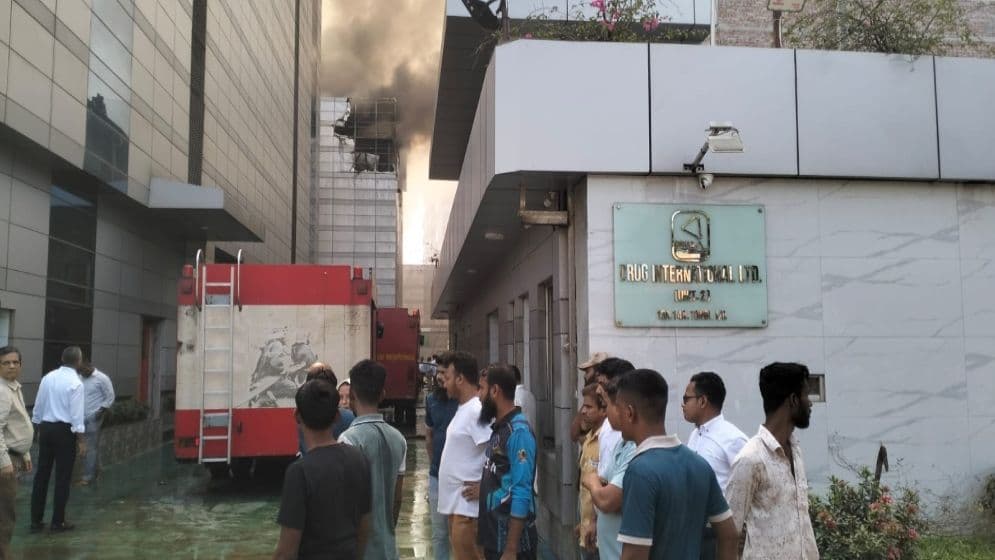 টঙ্গীতে ওষুধ কারখানায় আগুন, নিয়ন্ত্রণে ১৬ ইউনিটের চেষ্টা