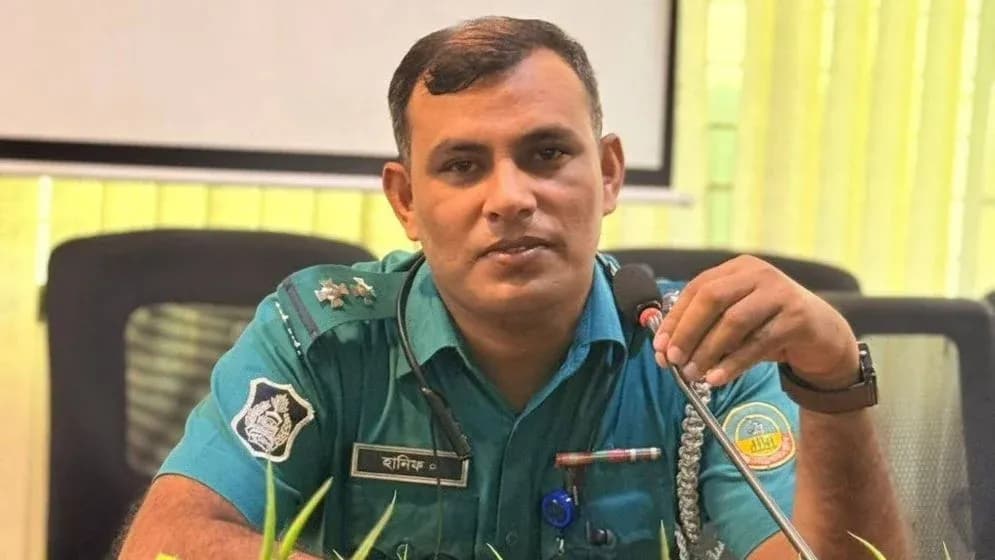 ছিনতাইকারীকে আটক করতে গিয়ে ছুরিকাঘাতে পুলিশ কর্মকর্তা আহত